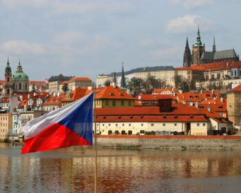 český schodek rozpočtu stoup, je ale poloviční, než loni