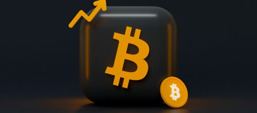 Cena nejznámější kryptoměny bitcoin v noci na dnešek přesáhla hranici 68.000 dolarů.