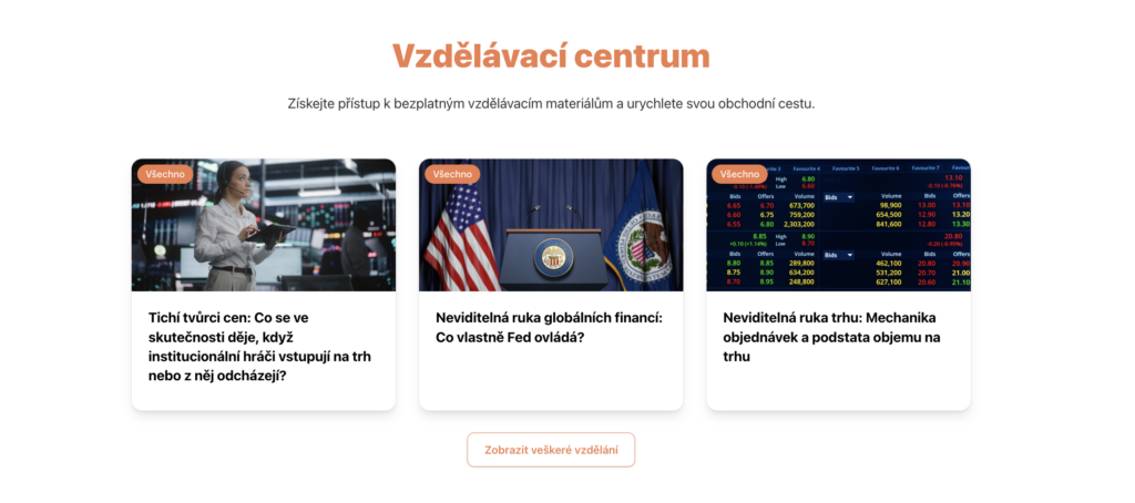 Tři článkové dlaždice s finanční tematikou: žena s headsetem pracující na obchodní ploše; tisková konference u americké vlajky; burzovní obrazovka s čísly a tabulkami.